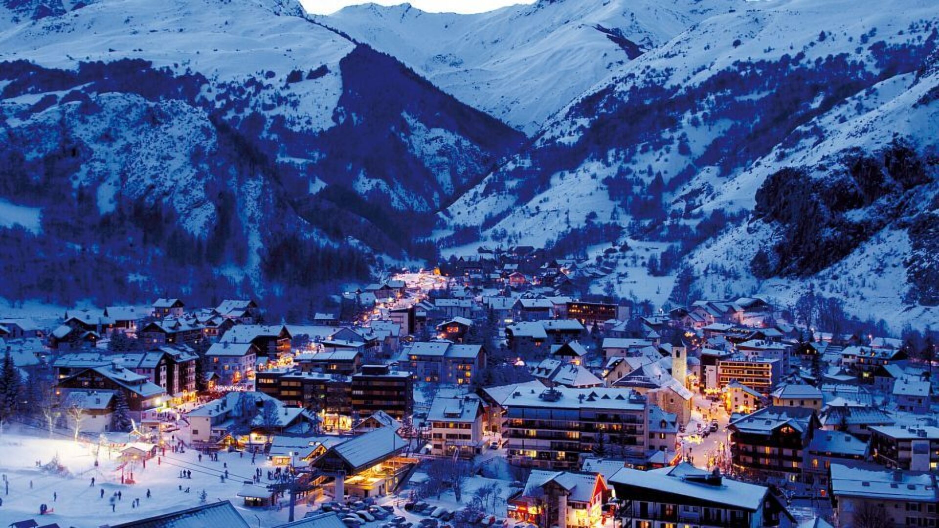 223663 Valloire bij nacht